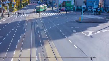 Gingko ağacı kavşağında bir tramvay ve araç zaman çizelgesi. Yüksek kalite 4K görüntü. Kita bölgesi Ouji Tokyo Japonya 12.12.2024