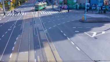 Gingko ağacı kavşağında bir tramvay ve araç zaman çizelgesi. Yüksek kalite 4K görüntü. Kita bölgesi Ouji Tokyo Japonya 12.12.2024