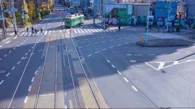 Gingko ağacı kavşağında bir tramvay ve araç zaman çizelgesi. Yüksek kalite 4K görüntü. Kita bölgesi Ouji Tokyo Japonya 12.12.2024