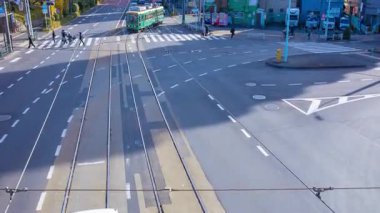 Gingko ağacı kavşağında bir tramvay ve araç zaman çizelgesi. Yüksek kalite 4K görüntü. Kita bölgesi Ouji Tokyo Japonya 12.12.2024