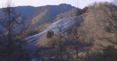 Japonya 'nın kırsal kesimindeki dağda kışın bir güneş paneli. Yüksek kalite 4K görüntü. Chichibu bölgesi Yokoze Saitama Japonya 01.31.2025