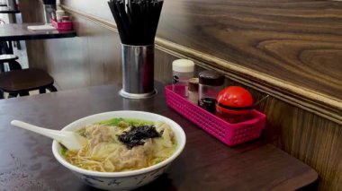 Tayvan 'daki yerel halk yemekhanesinde Çin eriştesi. Yüksek kalite 4K görüntü. Zhongshan bölgesi Taipei Tayvan 04.19.2025