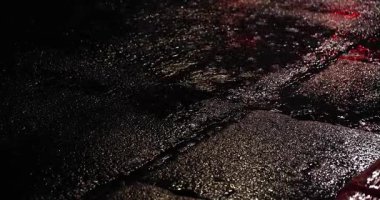 Geceleri şehir sokaklarında yavaş yavaş yağmur damlaları yağar. Yüksek kalite 4K görüntü. Zhongshan bölgesi Taipei Tayvan 04.12.2025