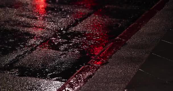 Una Cámara Lenta Gota Lluvia Calle Ciudad Por Noche Imágenes — Vídeo de stock