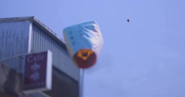 Shifen Taipei el kamerasıyla çekilmiş mavi gökyüzünde uçan bir fener. Yüksek kalite 4k görüntü