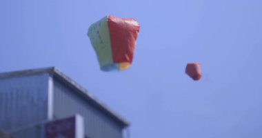 Shifen Taipei el kamerasıyla çekilmiş mavi gökyüzünde uçan bir fener. Yüksek kalite 4k görüntü