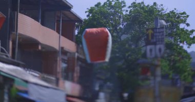 Shifen Taipei el kamerasıyla çekilmiş mavi gökyüzünde uçan bir fener. Yüksek kalite 4k görüntü