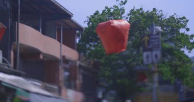 Shifen Taipei el kamerasıyla çekilmiş mavi gökyüzünde uçan bir fener. Yüksek kalite 4k görüntü