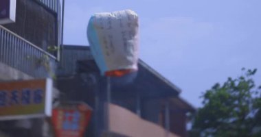 Shifen Taipei el kamerasıyla çekilmiş mavi gökyüzünde uçan bir fener. Yüksek kalite 4k görüntü
