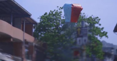 Shifen Taipei el kamerasıyla çekilmiş mavi gökyüzünde uçan bir fener. Yüksek kalite 4k görüntü