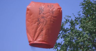 Shifen Taipei el kamerasıyla çekilmiş mavi gökyüzünde uçan bir fener. Yüksek kalite 4k görüntü