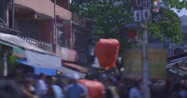 Shifen Taipei el kamerasıyla çekilmiş mavi gökyüzünde uçan bir fener. Yüksek kalite 4k görüntü
