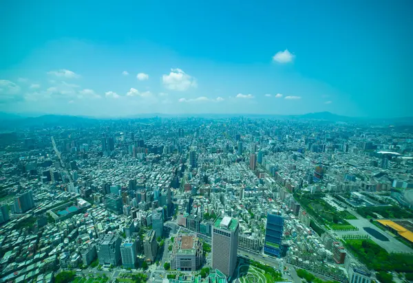 Tayvan 'daki Taipei101 gökdeleni etrafındaki panoramik şehir manzarasının bir fotoğrafı. Yüksek kalite fotoğraf. Taipei Tayvan 'ın Taipei ilçesi. 04.11.2025 Taipei' nin merkezidir.. 