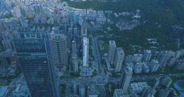 Tayvan 'daki Taipei101 gökdeleni çevresindeki panoramik yüksek açılı bir manzara. Yüksek kalite 4K görüntü. Taipei Tayvan 'ın Taipei ilçesi. 04.11.2025 Taipei' nin merkezidir.. 