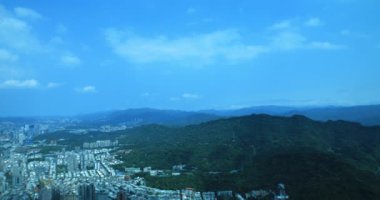 Tayvan 'daki Taipei101 gökdeleni çevresindeki panoramik yüksek açılı bir manzara. Yüksek kalite 4K görüntü. Taipei Tayvan 'ın Taipei ilçesi. 04.11.2025 Taipei' nin merkezidir.. 