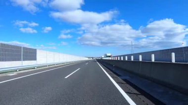Sonbahar havasında Japonya 'da otoyolda araba süren bir polis. Yüksek kalite 4K görüntü. 12.04.2023 Burası Japonya 'nın Kyoto ve Aichi illerinde Shin Meishin Otoyolu..