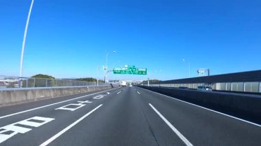 Sonbahar havasında Japonya 'da otoyolda araba süren bir polis. Yüksek kalite 4K görüntü. 12.04.2023 Burası Japonya 'nın Kyoto ve Aichi illerinde Shin Meishin Otoyolu..