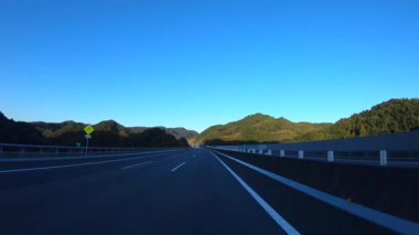 Sonbahar havasında Japonya 'da otoyolda araba süren bir polis. Yüksek kalite 4K görüntü. 12.04.2023 Burası Japonya 'nın Kyoto ve Aichi illerinde Shin Meishin Otoyolu..