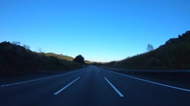 Sonbahar havasında Japonya 'da otoyolda araba süren bir polis. Yüksek kalite 4K görüntü. 12.04.2023 Burası Japonya 'nın Kyoto ve Aichi illerinde Shin Meishin Otoyolu..