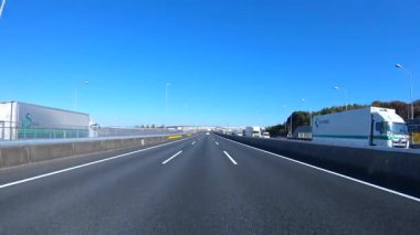 Sonbahar havasında Japonya 'da otoyolda araba süren bir polis. Yüksek kalite 4K görüntü. 12.04.2023 Burası Japonya 'nın Kyoto ve Aichi illerinde Shin Meishin Otoyolu..