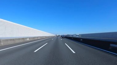 Sonbahar havasında Japonya 'da otoyolda araba süren bir polis. Yüksek kalite 4K görüntü. 12.04.2023 Burası Japonya 'nın Kyoto ve Aichi illerinde Shin Meishin Otoyolu..