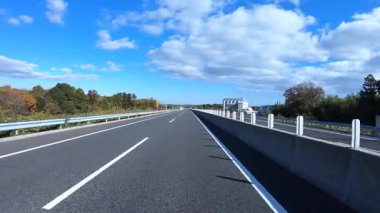 Sonbahar havasında Japonya 'da otoyolda araba süren bir polis. Yüksek kalite 4K görüntü. 12.04.2023 Burası Japonya 'nın Kyoto ve Aichi illerinde Shin Meishin Otoyolu..