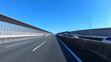 Sonbahar havasında Japonya 'da otoyolda araba süren bir polis. Yüksek kalite 4K görüntü. 12.04.2023 Burası Japonya 'nın Kyoto ve Aichi illerinde Shin Meishin Otoyolu..