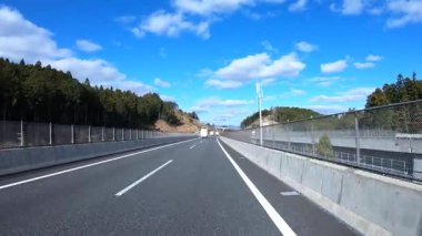 Sonbahar havasında Japonya 'da otoyolda araba süren bir polis. Yüksek kalite 4K görüntü. 12.04.2023 Burası Japonya 'nın Kyoto ve Aichi illerinde Shin Meishin Otoyolu..