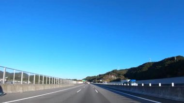 Sonbahar havasında Japonya 'da otoyolda araba süren bir polis. Yüksek kalite 4K görüntü. 12.04.2023 Burası Japonya 'nın Kyoto ve Aichi illerinde Shin Meishin Otoyolu..