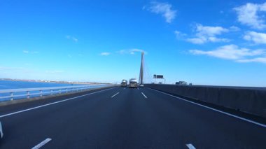 Sonbahar havasında Japonya 'da otoyolda araba süren bir polis. Yüksek kalite 4K görüntü. 12.04.2023 Burası Japonya 'nın Kyoto ve Aichi illerinde Shin Meishin Otoyolu..