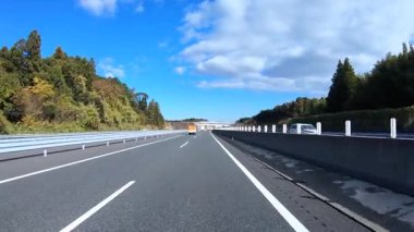 Sonbahar havasında Japonya 'da otoyolda araba süren bir polis. Yüksek kalite 4K görüntü. 12.04.2023 Burası Japonya 'nın Kyoto ve Aichi illerinde Shin Meishin Otoyolu..