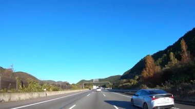 Sonbahar havasında Japonya 'da otoyolda araba süren bir polis. Yüksek kalite 4K görüntü. 12.04.2023 Burası Japonya 'nın Kyoto ve Aichi illerinde Shin Meishin Otoyolu..