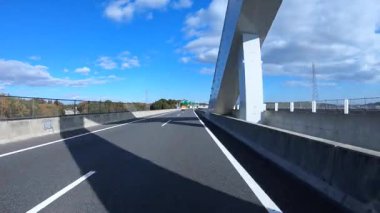 Sonbahar havasında Japonya 'da otoyolda araba süren bir polis. Yüksek kalite 4K görüntü. 12.04.2023 Burası Japonya 'nın Kyoto ve Aichi illerinde Shin Meishin Otoyolu..