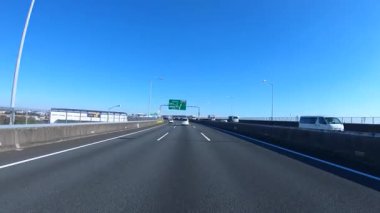 Sonbahar havasında Japonya 'da otoyolda araba süren bir polis. Yüksek kalite 4K görüntü. 12.04.2023 Burası Japonya 'nın Kyoto ve Aichi illerinde Shin Meishin Otoyolu..