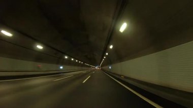 Sonbahar havasında Japonya 'da otoyolda araba süren bir polis. Yüksek kalite 4K görüntü. 12.04.2023 Burası Japonya 'nın Kyoto ve Aichi illerinde Shin Meishin Otoyolu..