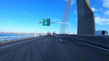 Sonbahar havasında Japonya 'da otoyolda araba süren bir polis. Yüksek kalite 4K görüntü. 12.04.2023 Burası Japonya 'nın Kyoto ve Aichi illerinde Shin Meishin Otoyolu..