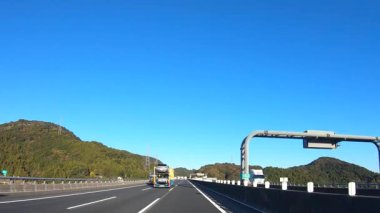 Sonbahar havasında Japonya 'da otoyolda araba süren bir polis. Yüksek kalite 4K görüntü. 12.04.2023 Burası Japonya 'nın Kyoto ve Aichi illerinde Shin Meishin Otoyolu..