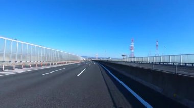 Sonbahar havasında Japonya 'da otoyolda araba süren bir polis. Yüksek kalite 4K görüntü. 12.04.2023 Burası Japonya 'nın Kyoto ve Aichi illerinde Shin Meishin Otoyolu..