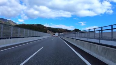 Sonbahar havasında Japonya 'da otoyolda araba süren bir polis. Yüksek kalite 4K görüntü. 12.04.2023 Burası Japonya 'nın Kyoto ve Aichi illerinde Shin Meishin Otoyolu..