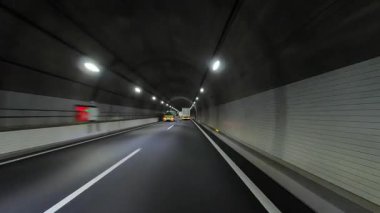 Sonbahar havasında Japonya 'da otoyolda araba süren bir polis. Yüksek kalite 4K görüntü. 12.04.2023 Burası Japonya 'nın Kyoto ve Aichi illerinde Shin Meishin Otoyolu..