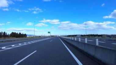 Sonbahar havasında Japonya 'da otoyolda araba süren bir polis. Yüksek kalite 4K görüntü. 12.04.2023 Burası Japonya 'nın Kyoto ve Aichi illerinde Shin Meishin Otoyolu..