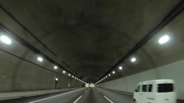 Sonbahar havasında Japonya 'da otoyolda araba süren bir polis. Yüksek kalite 4K görüntü. 12.04.2023 Burası Japonya 'nın Kyoto ve Aichi illerinde Shin Meishin Otoyolu..