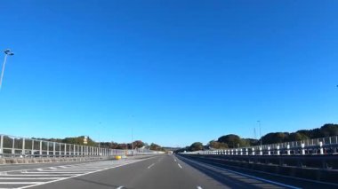 Sonbahar havasında Japonya 'da otoyolda araba sürerken pov zamanlaması. Yüksek kalite 4K görüntü. 12.04.2023 Burası Japonya 'nın Kyoto ve Aichi illerinde Shin Meishin Otoyolu..