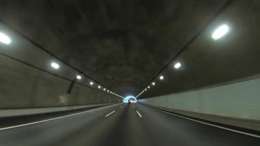 Sonbahar havasında Japonya 'da otoyolda araba sürerken pov zamanlaması. Yüksek kalite 4K görüntü. 12.04.2023 Burası Japonya 'nın Kyoto ve Aichi illerinde Shin Meishin Otoyolu..