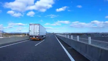 Sonbahar havasında Japonya 'da otoyolda araba sürerken pov zamanlaması. Yüksek kalite 4K görüntü. 12.04.2023 Burası Japonya 'nın Kyoto ve Aichi illerinde Shin Meishin Otoyolu..