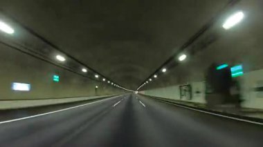Sonbahar havasında Japonya 'da otoyolda araba sürerken pov zamanlaması. Yüksek kalite 4K görüntü. 12.04.2023 Burası Japonya 'nın Kyoto ve Aichi illerinde Shin Meishin Otoyolu..