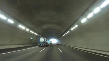 Sonbahar havasında Japonya 'da otoyolda araba sürerken pov zamanlaması. Yüksek kalite 4K görüntü. 12.04.2023 Burası Japonya 'nın Kyoto ve Aichi illerinde Shin Meishin Otoyolu..