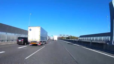 Sonbahar havasında Japonya 'da otoyolda araba sürerken pov zamanlaması. Yüksek kalite 4K görüntü. 12.04.2023 Burası Japonya 'nın Kyoto ve Aichi illerinde Shin Meishin Otoyolu..