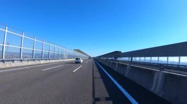 Sonbahar havasında Japonya 'da otoyolda araba sürerken pov zamanlaması. Yüksek kalite 4K görüntü. 12.04.2023 Burası Japonya 'nın Kyoto ve Aichi illerinde Shin Meishin Otoyolu..