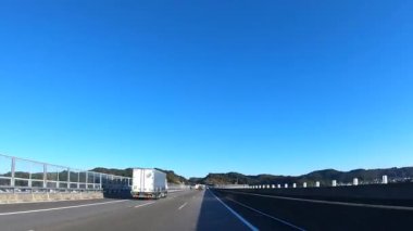 Sonbahar havasında Japonya 'da otoyolda araba sürerken pov zamanlaması. Yüksek kalite 4K görüntü. 12.04.2023 Burası Japonya 'nın Kyoto ve Aichi illerinde Shin Meishin Otoyolu..